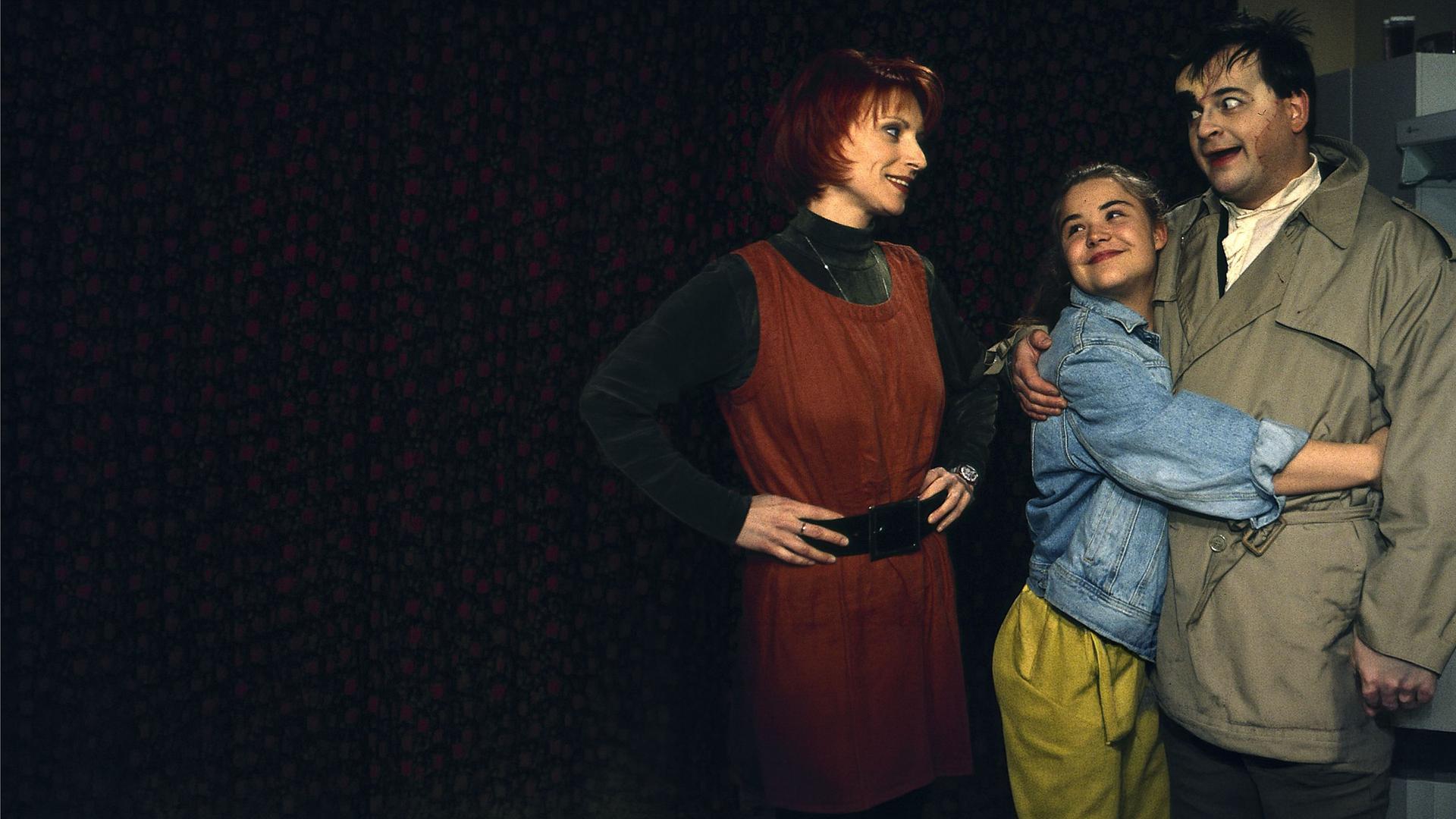 "Sprechstunde bei Dr. Frankenstein": Charly (Silke Matthias), Franzi (Fritzi Eichhorn) und Lenni (Michael Trischan) stehen beisammen in der Küche.