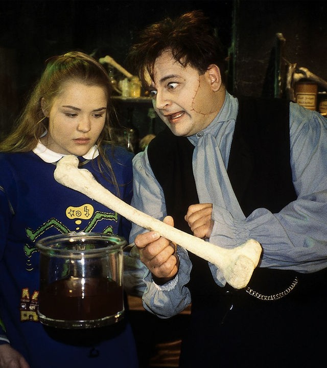 "Sprechstunde bei Dr. Frankenstein": Lenni (Michael Trischan) demonstriert Franzi (Fritzi Eichhorn) ein neues Experiment. Er hält einen großen Knochen in der Hand, auf den Franzi schaut.