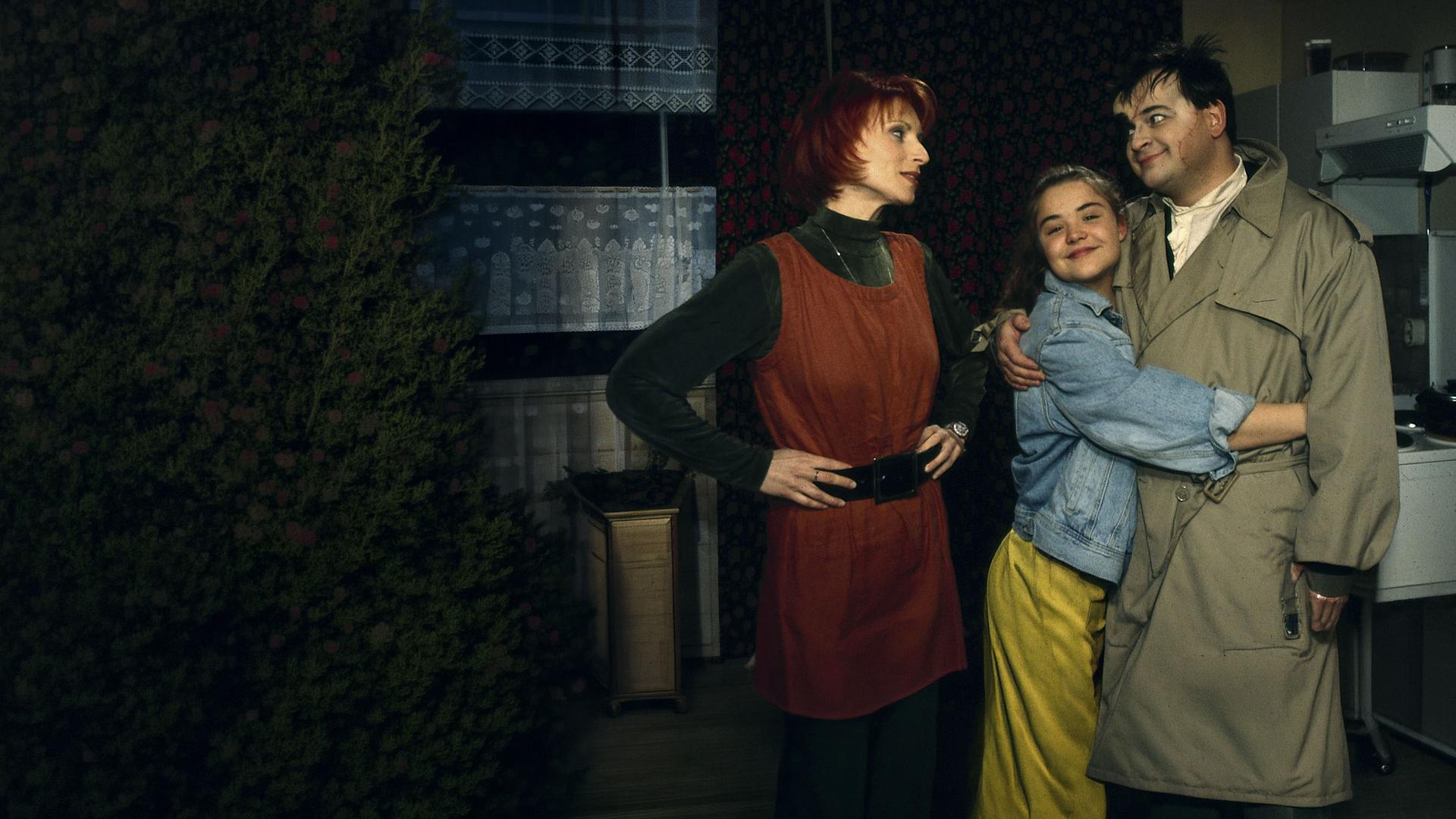 "Sprechstunde bei Dr. Frankenstein": Charly (Silke Matthias), Franzi (Fritzi Eichhorn) und Lenni (Michael Trischan) stehen in der Küche.