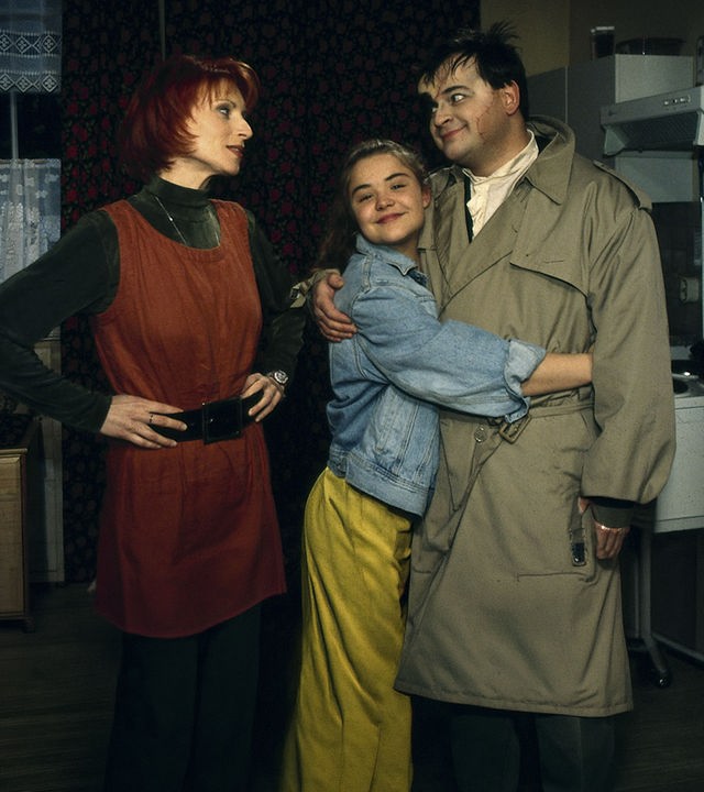 "Sprechstunde bei Dr. Frankenstein": Charly (Silke Matthias), Franzi (Fritzi Eichhorn) und Lenni (Michael Trischan) stehen in der Küche.