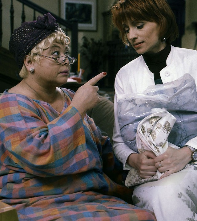 "Sprechstunde bei Dr. Frankenstein": Frau Mompel (Ursula Staack) und  Charly (Silke Matthias) sitzen auf dem Sofa und unterhalten sich.