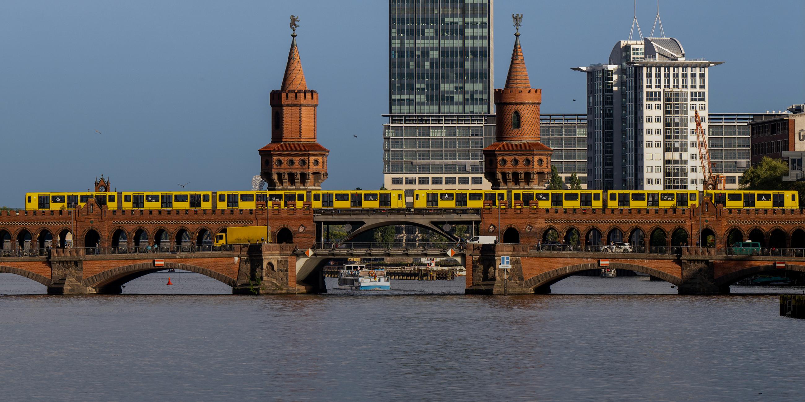 Typical: Eine U-Bahn fährt über die Oberbaumbrücke.