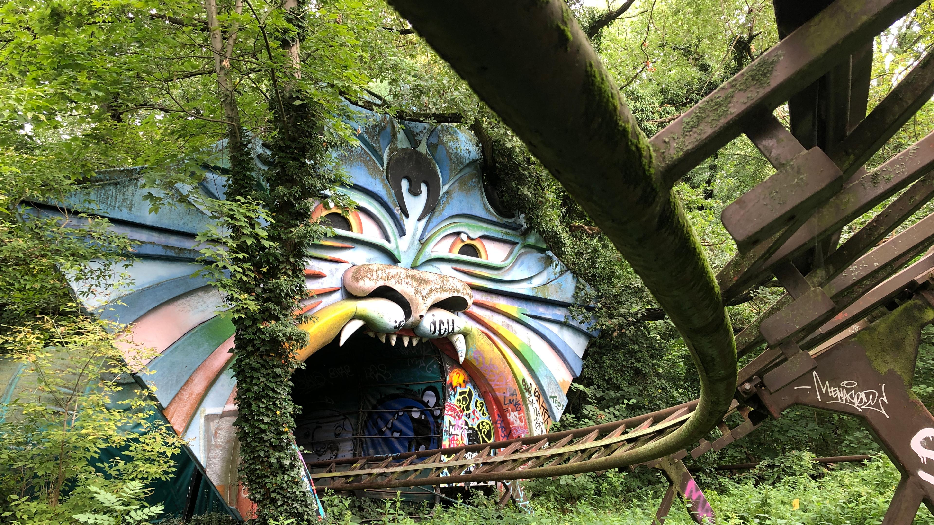 Zugewucherte Achterbahn im Spreepark