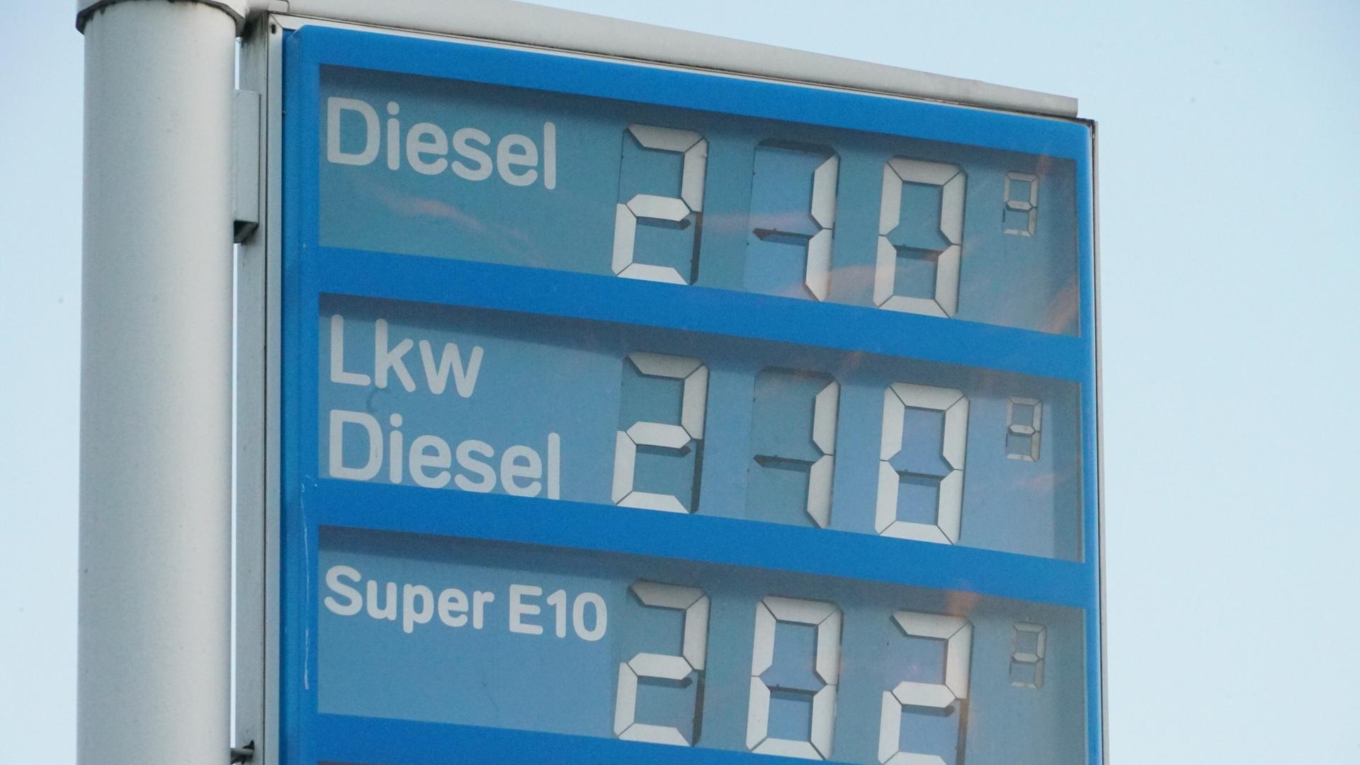 Preismast einer Tankstelle. Die Preise haben sich massiv erhöht für  Diesel und Benzin.