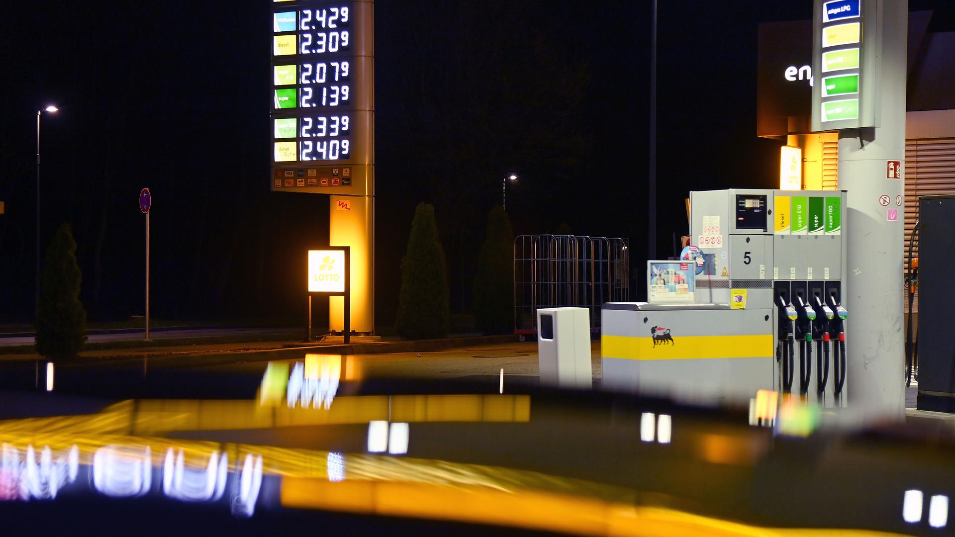 Benzinpreise an einer Tankstelle in München sind zu sehen.