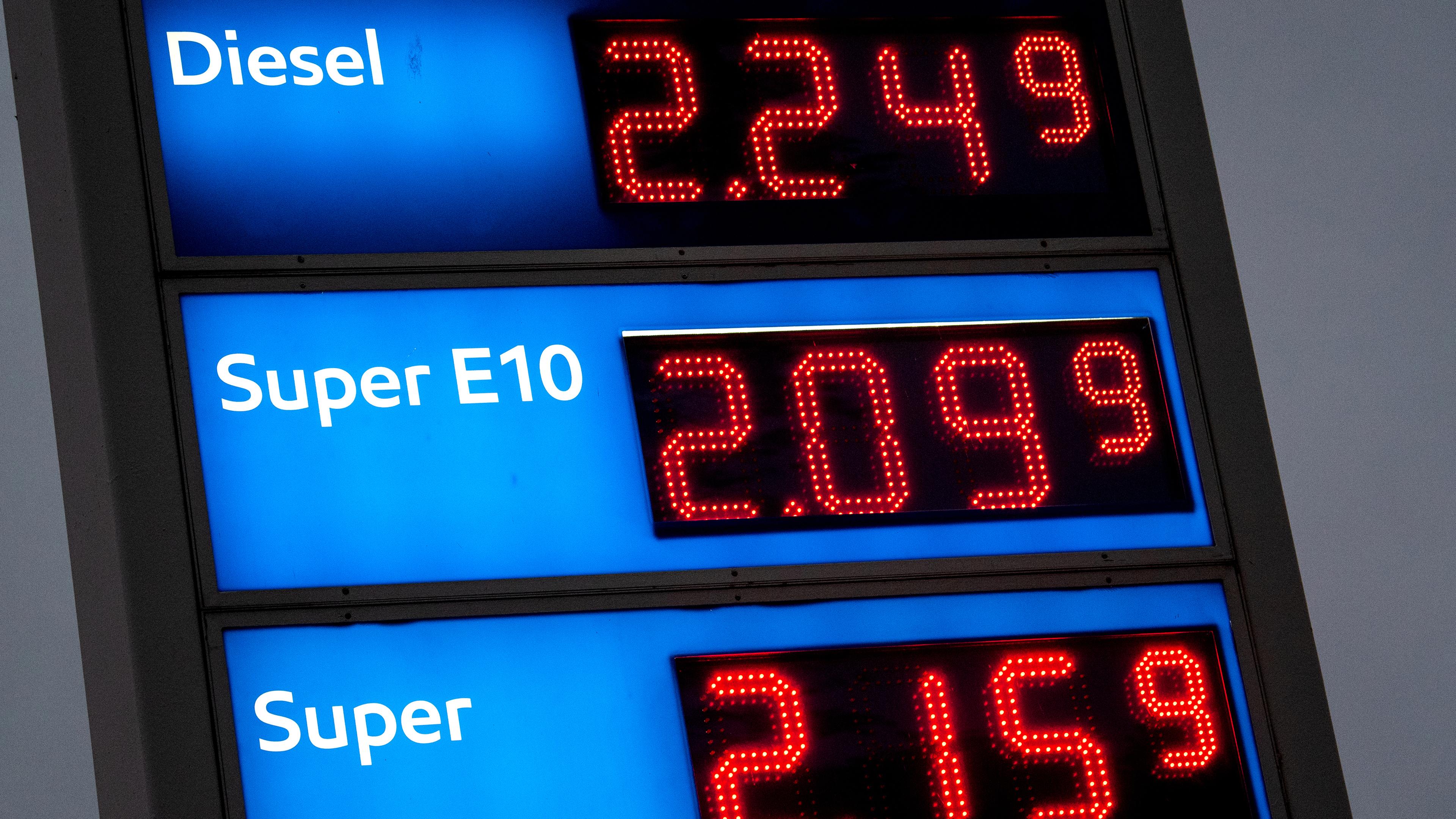 Die Preistafel einer Tankstelle, Diesel ist die teuerste Kraftstoffsorte.