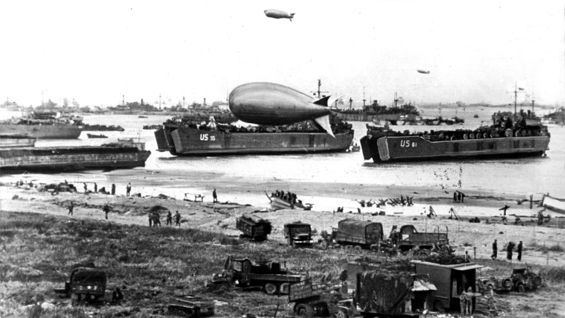 "Spuren des Krieges - Normandie 1944": Blick auf einen Küstenabschnitt während der Invasion der Alliierten im Zweiten Weltkrieg in der Normandie an der auch Luftschiffe beteiligt waren.