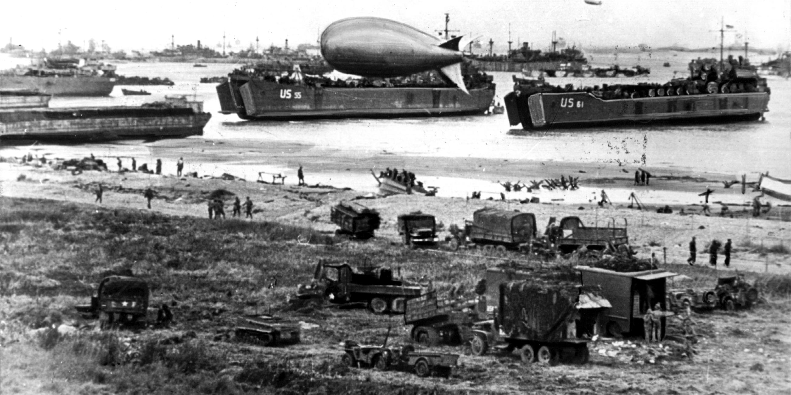 "Spuren des Krieges - Normandie 1944": Blick auf einen Küstenabschnitt während der Invasion der Alliierten im Zweiten Weltkrieg in der Normandie an der auch Luftschiffe beteiligt waren.
