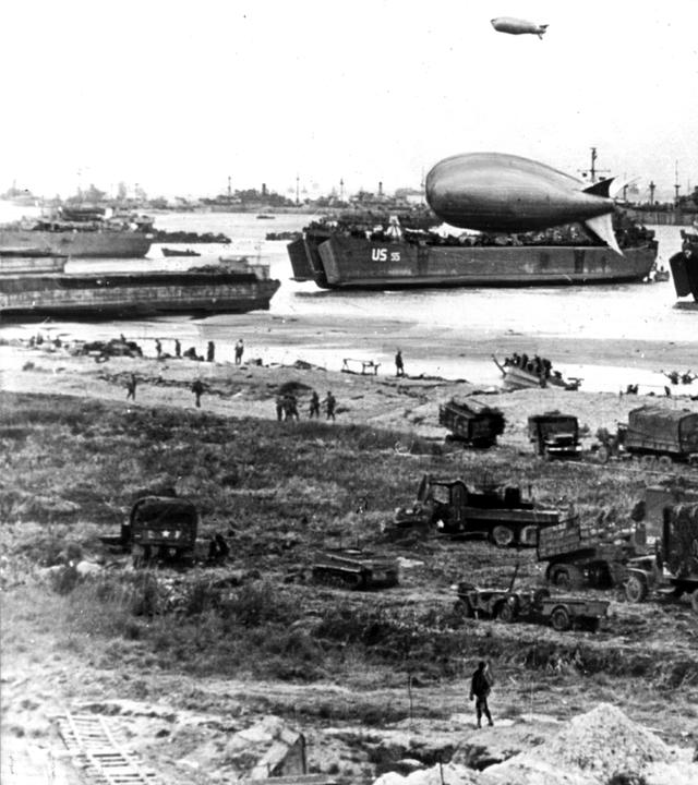 "Spuren des Krieges - Normandie 1944": Blick auf einen Küstenabschnitt während der Invasion der Alliierten im Zweiten Weltkrieg in der Normandie an der auch Luftschiffe beteiligt waren.