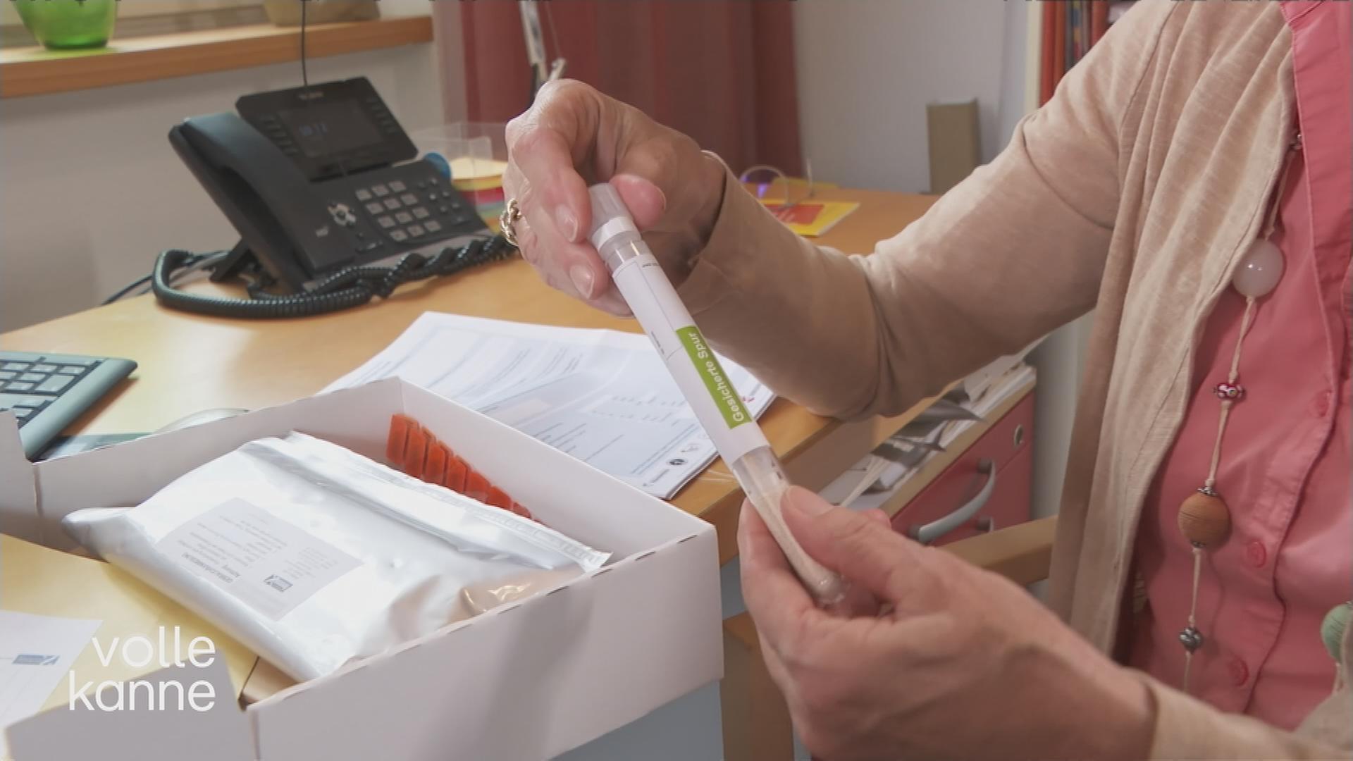 Faru hat Flächschen in der Hand