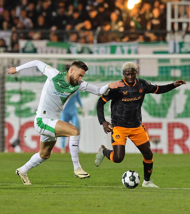 Felix Higl (18, SpVgg Greuther Fürth ) und Afeez Aremu (23, 1. FC Kaiserslautern FCK ) kämpfen. 