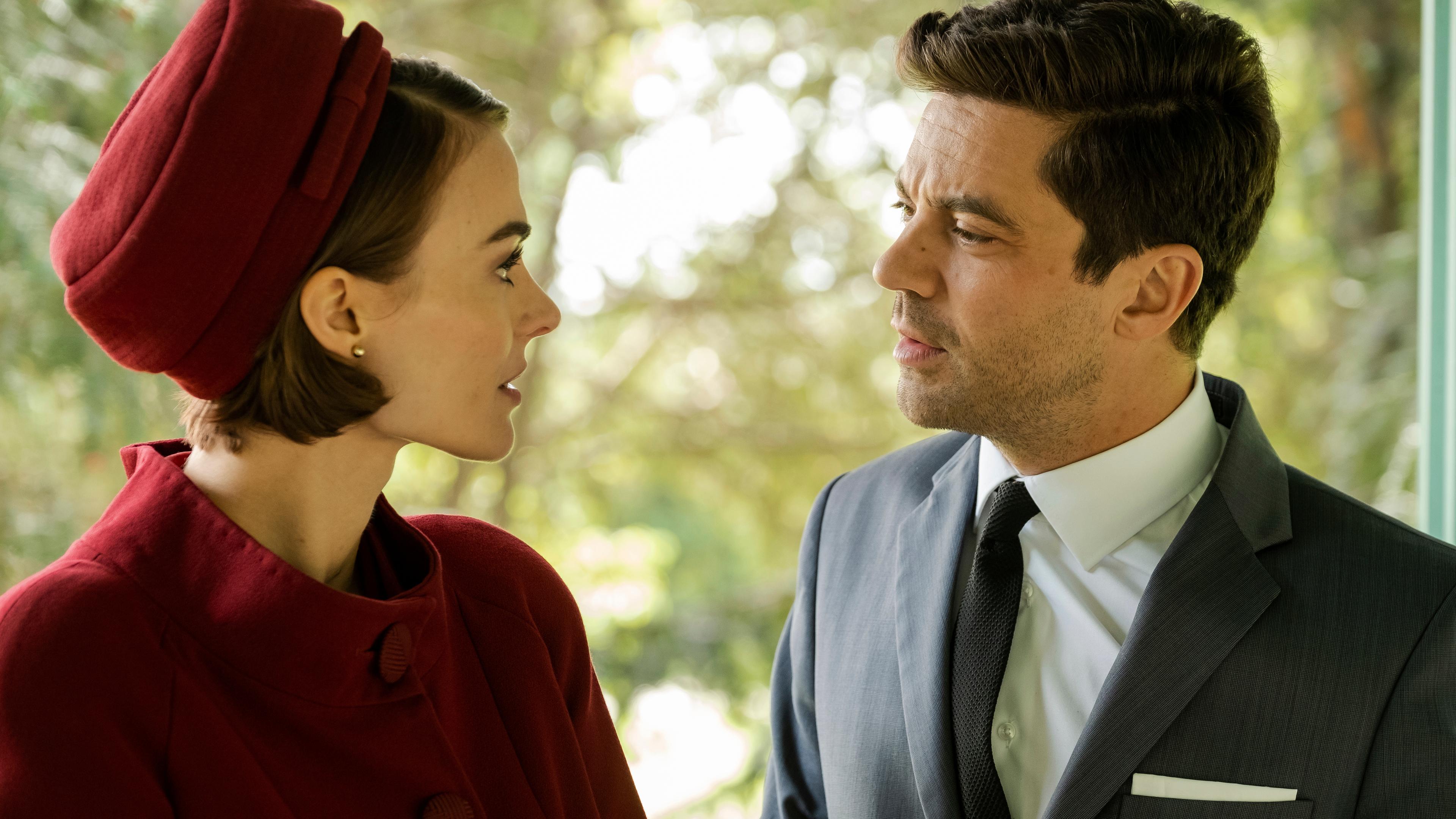 "Spy City (2)": Severine Bloch (Romane Portail) und Fielding Scott (Dominic Cooper) stehen sich draußen  gegenüber und unterhalten sich.