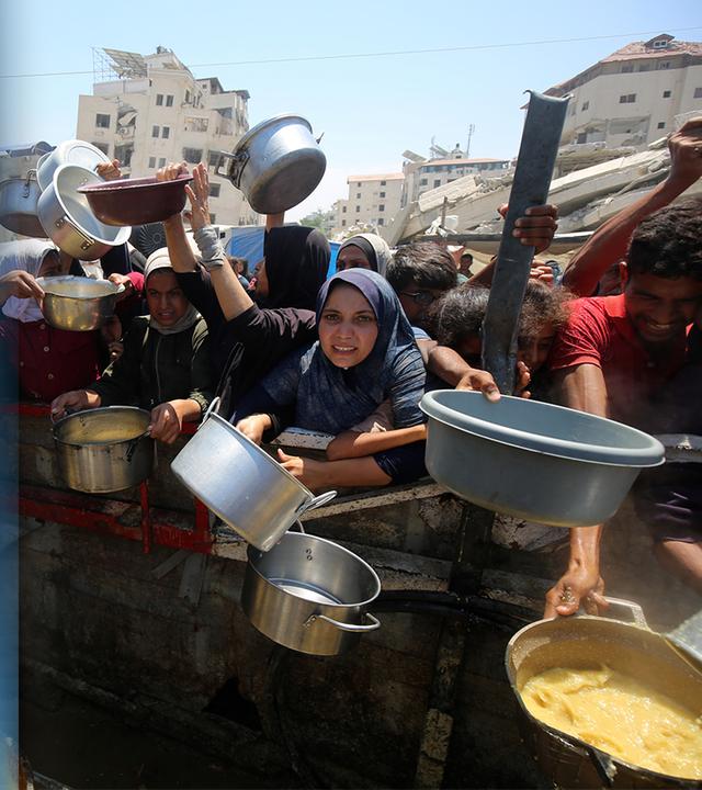 Eine Collage von zwei Bildern: Forderung von Freilassung der Geiseln und hungernde Menschen im Gazastreifen.
