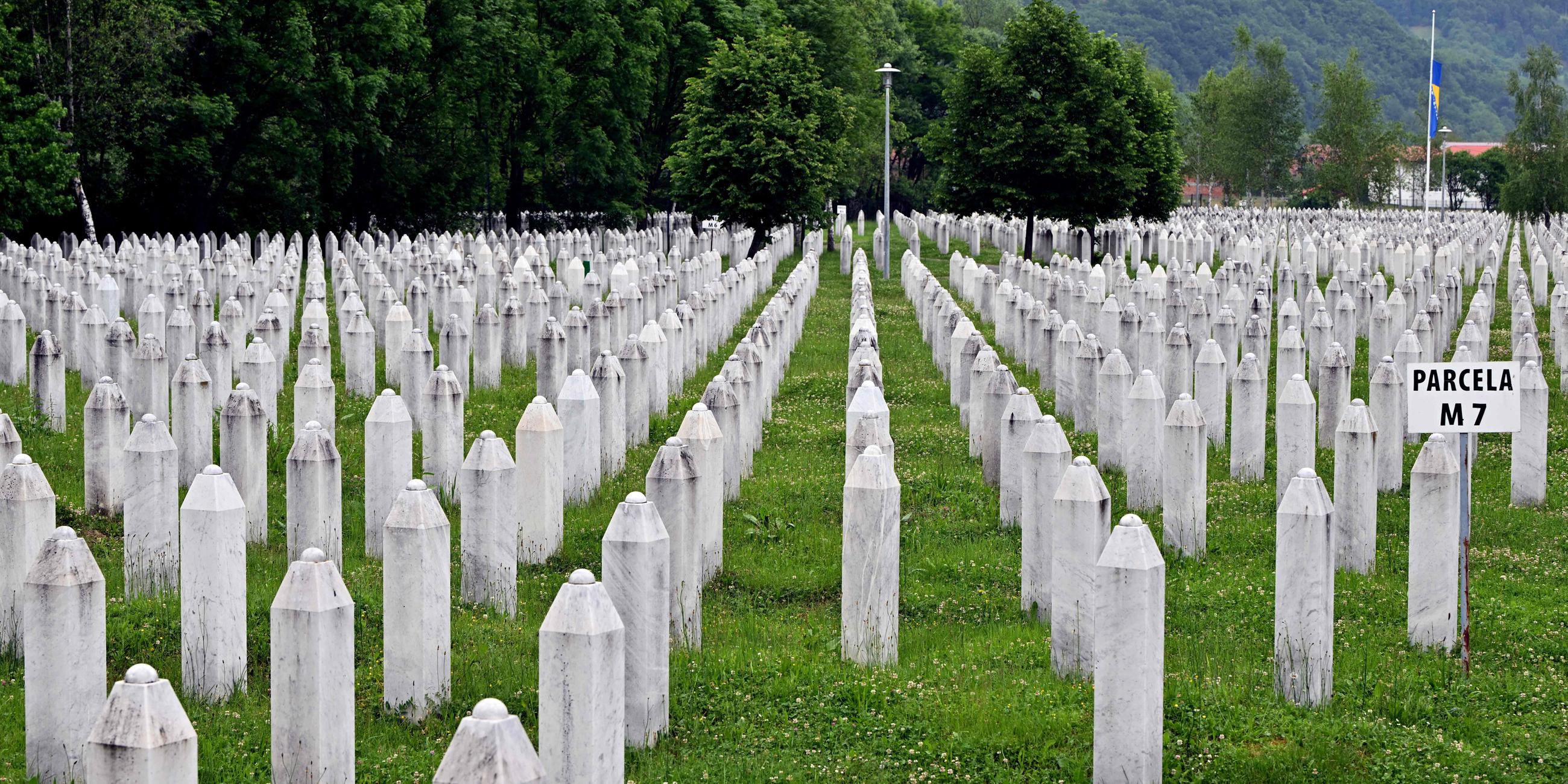 Grabsteine auf dem Gedenkfriedhof Srebrenica-Potocari.