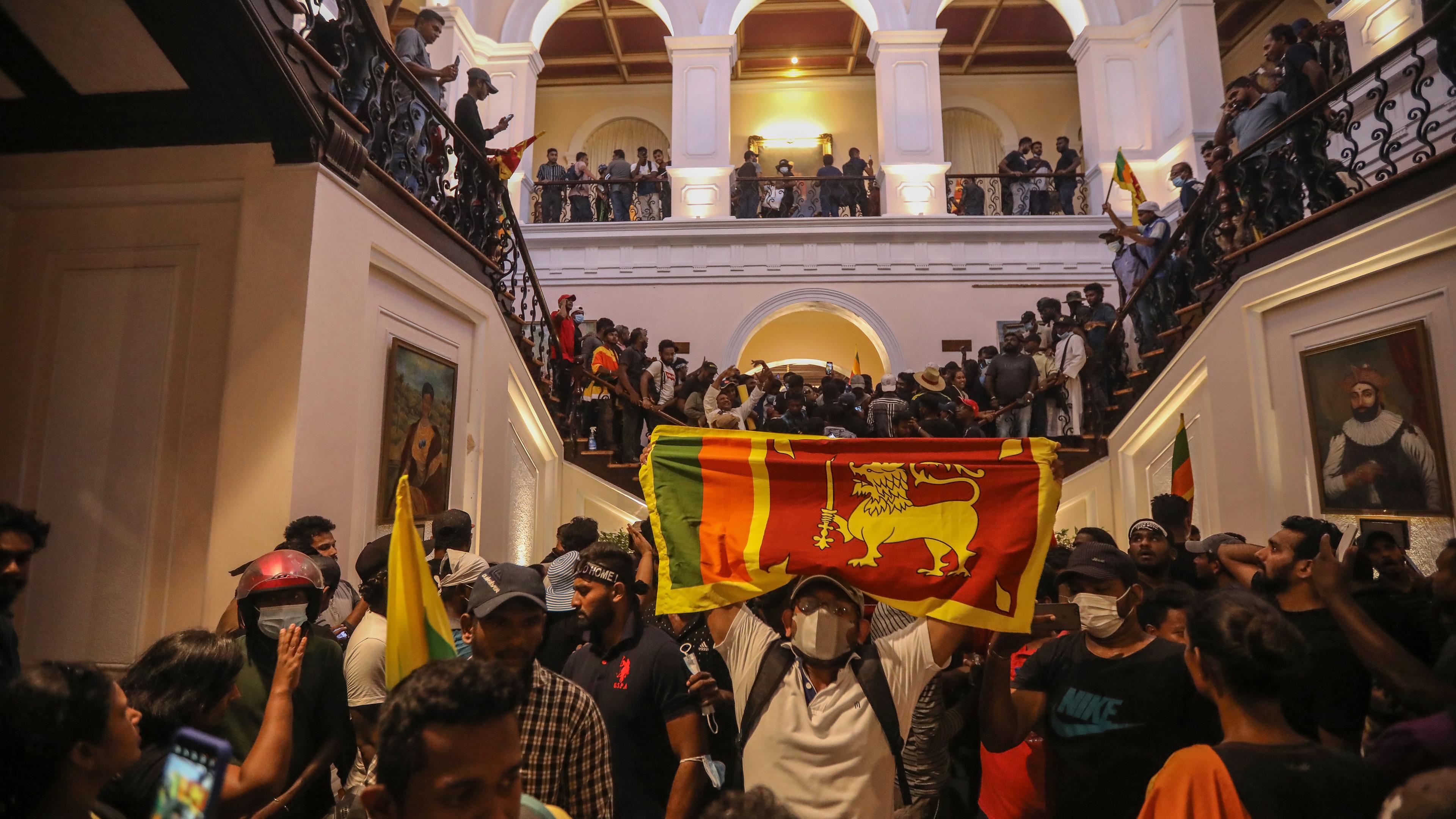 Demonstranten in den Räumlichkeiten der offiziellen Residenz des Präsidenten während der Proteste gegen die Regierung
