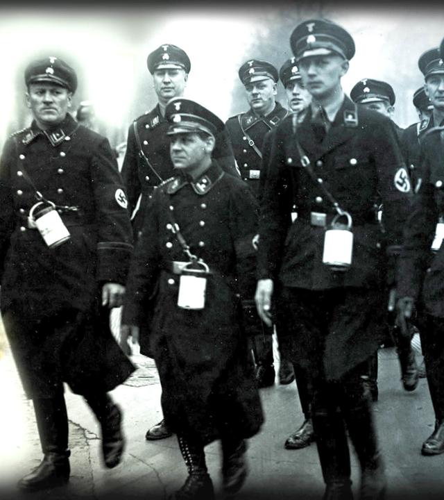 Fotocollage. Rechts mehrere SS-Soldaten, links ein Kragenspiegel einer SS-Uniform.