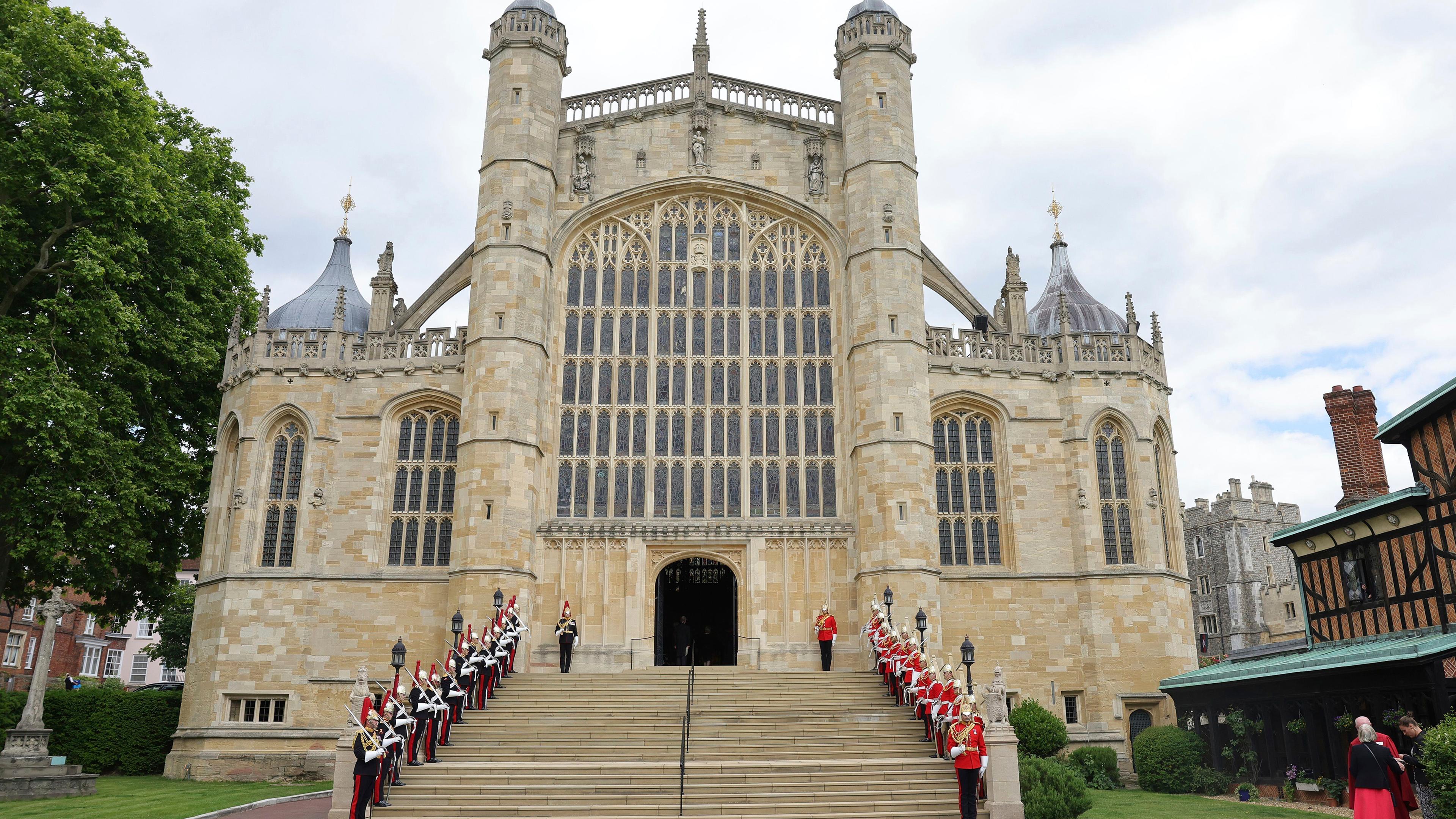 Großbritannien, Windsor: Die Garde steht auf den Stufen der St. George's Chapel. Archivbild