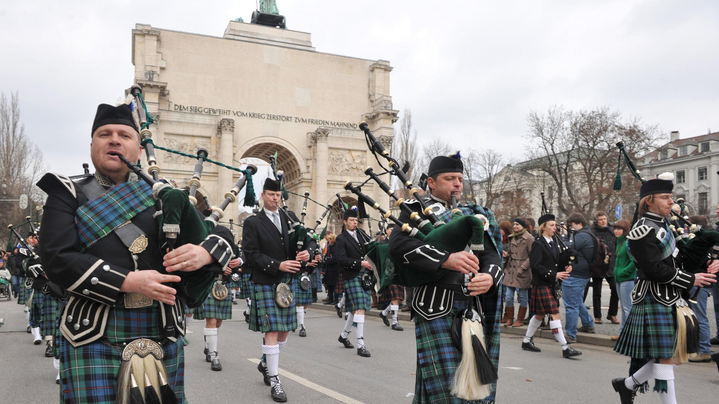 Eine Parade beim St. Patrick's Day zu Ehren des heiligen St. Patrick.