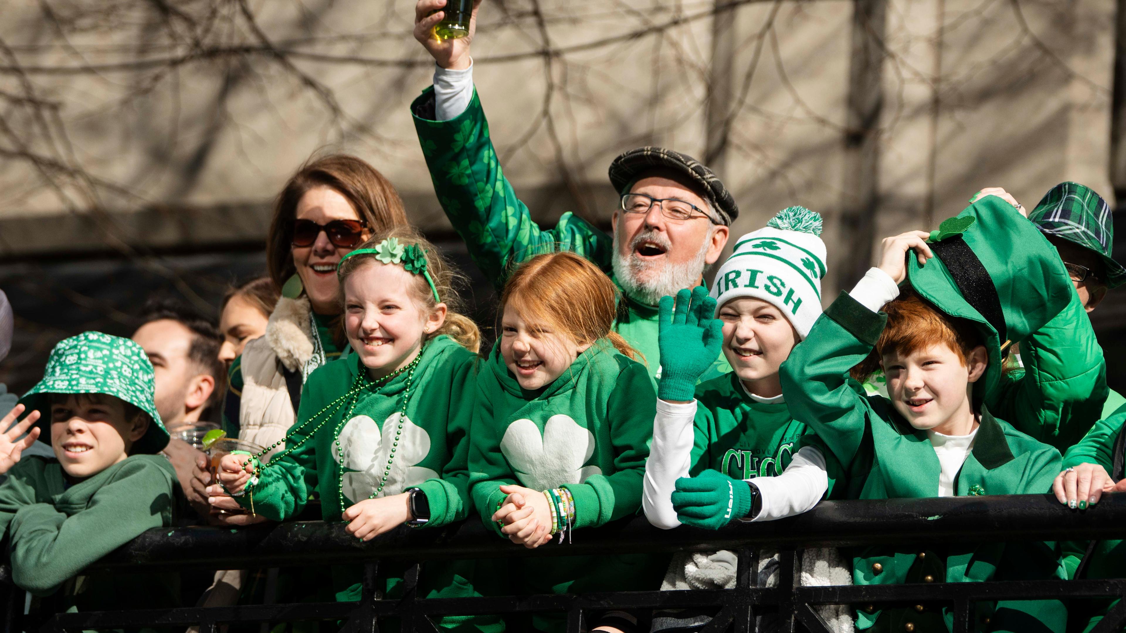 Feiernde Menschen in grüner Kleidung zur St. Patrick's Day Parade in Chicago.