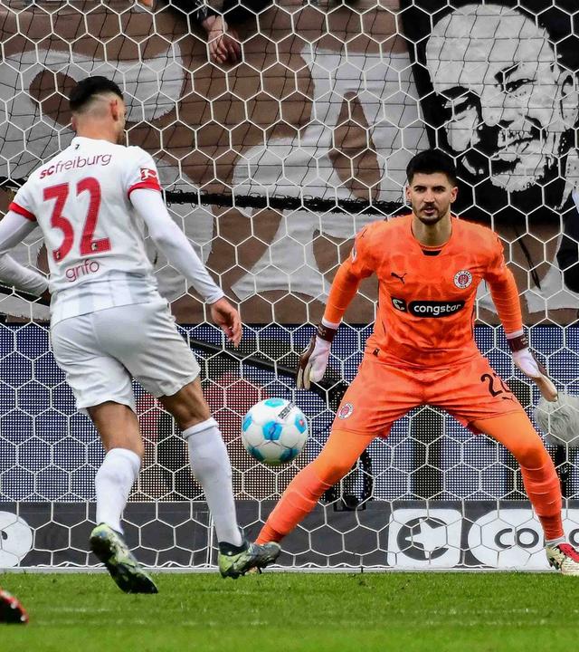 Nikola Vasilj (Pauli) hält den Elfmeter von Vincenzo Grifo (Freiburg).