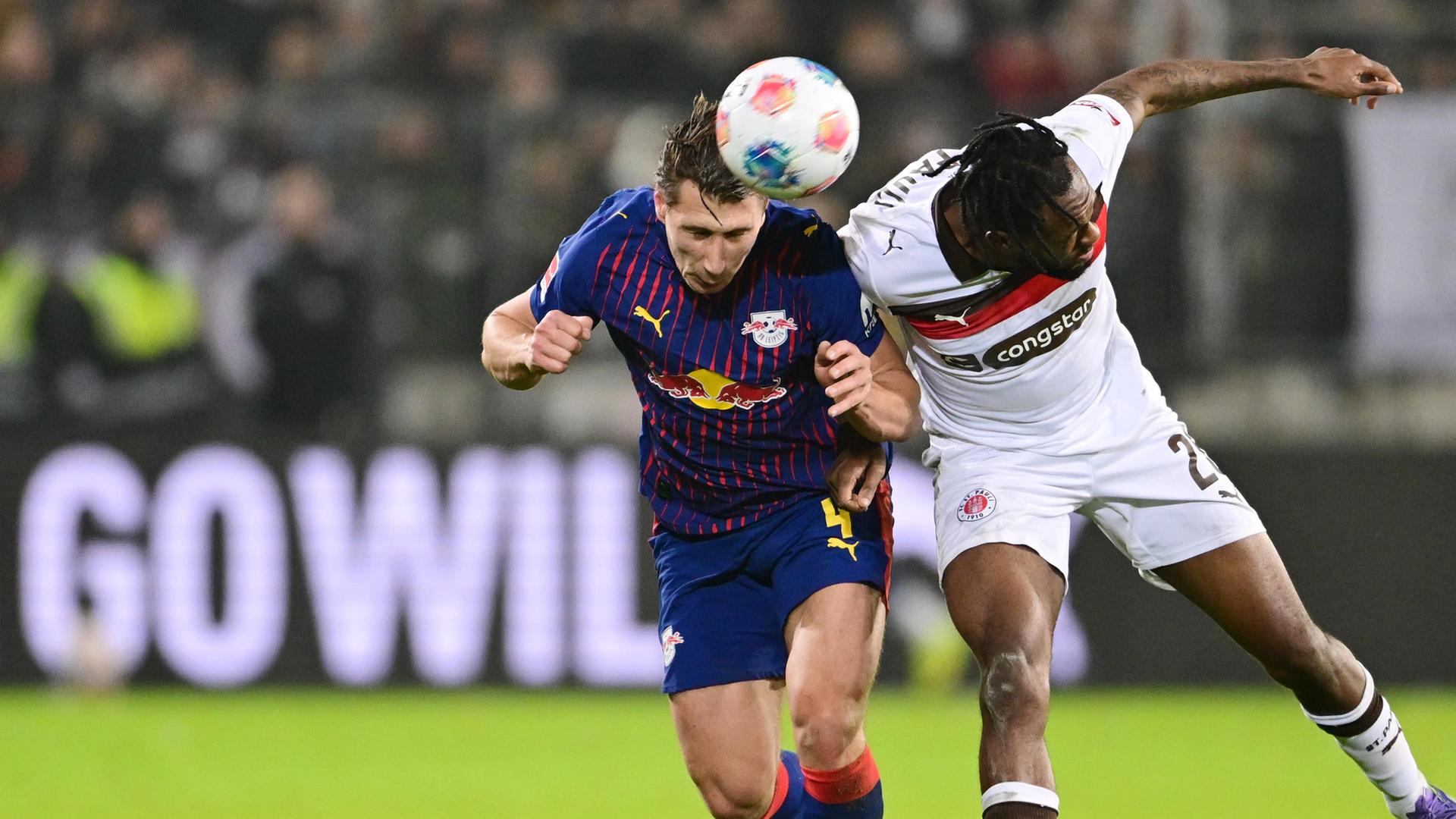 Im Duell: Ricky Jade-Jones von St. Pauli (r.) und Willi Orban