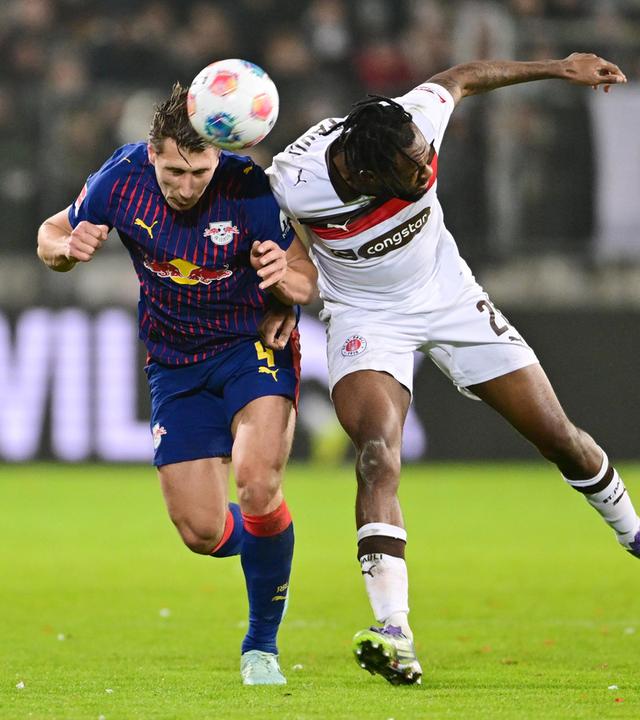 Im Duell: Ricky Jade-Jones von St. Pauli (r.) und Willi Orban