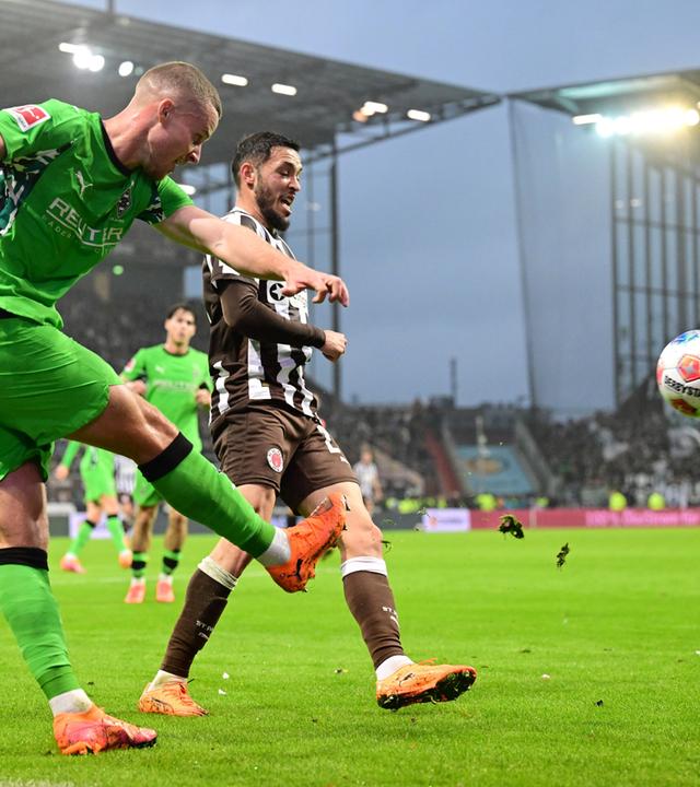 Zu sehen sind Nico Elvedi (Mönchengladbach) und Mathias Pereira Lage (St. Pauli) in der Bundesliga.