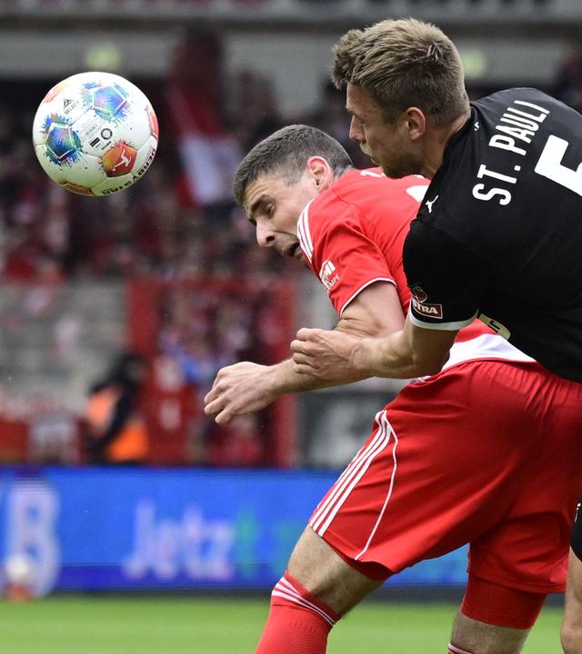 Andrej Ilic (Union Berlin) und Hauke Wahl (St Pauli) kämpfen. 