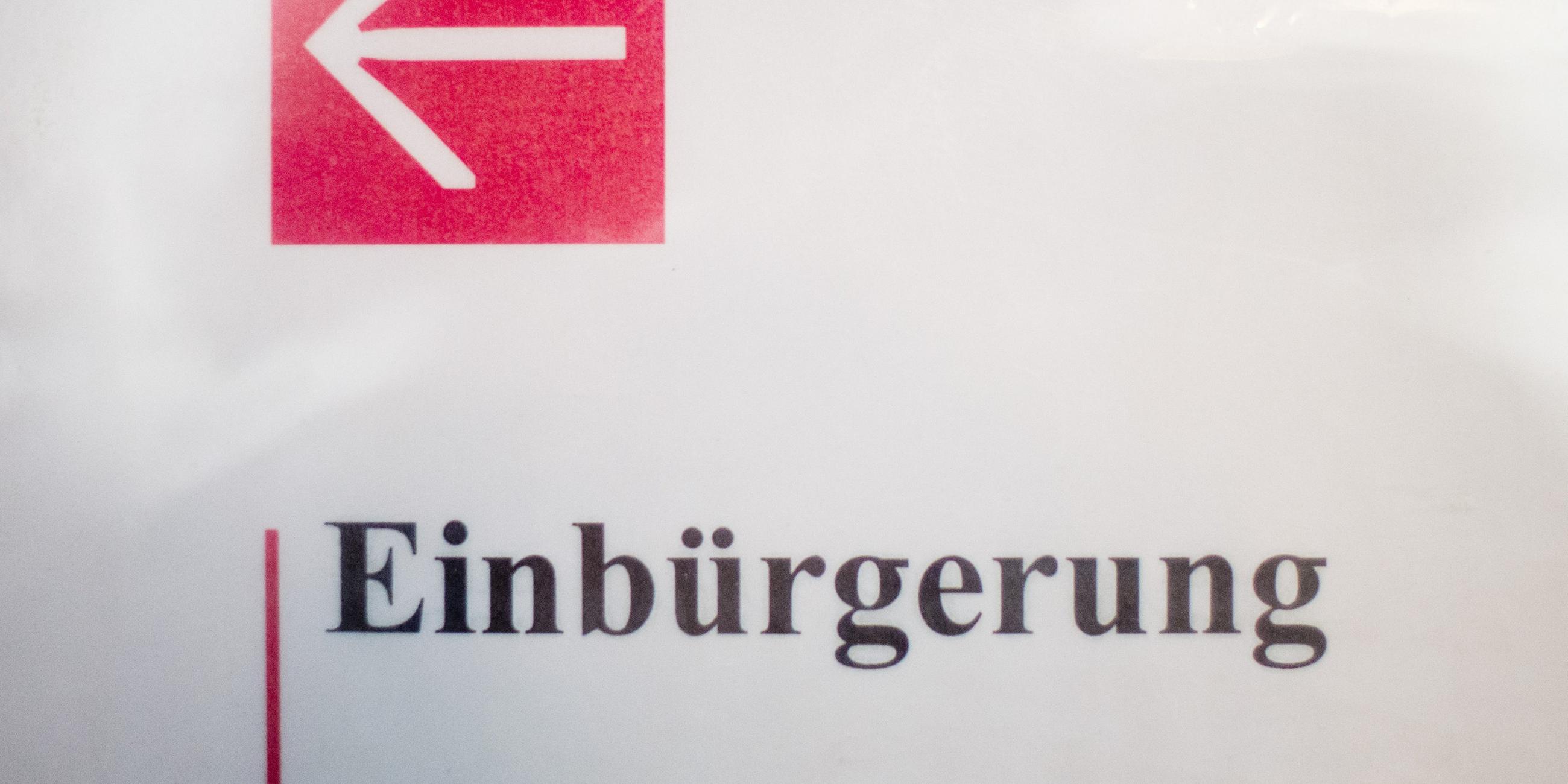 Ein Hinweisschild "Einbuergerung" im neuen Rathaus in Hannover. Archivbild