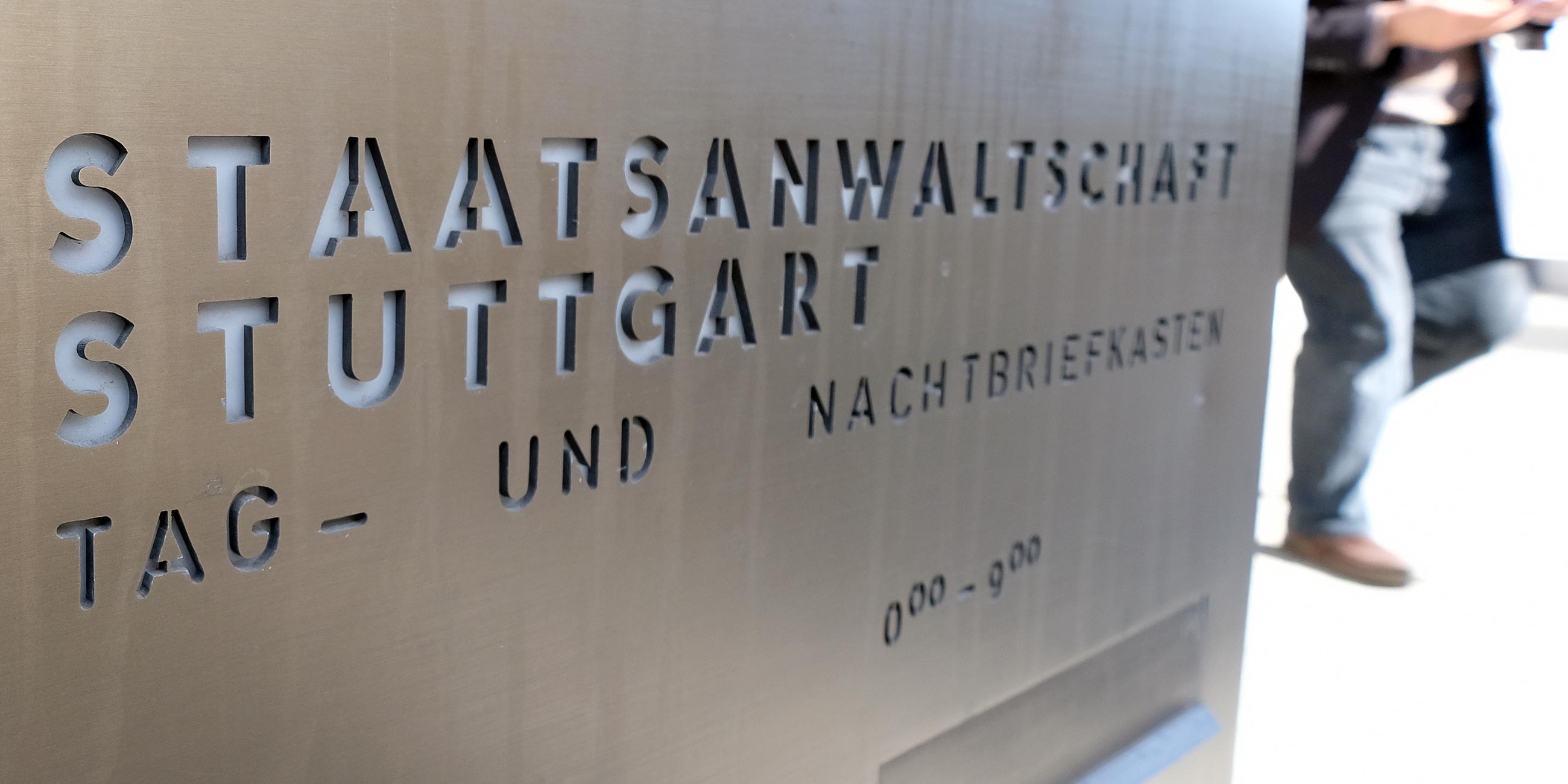 Baden-Württemberg, Stuttgart: Die Aufschrift "Staatsanwaltschaft Stuttgart" steht vor dem Gebäude der Staatsanwaltschaft auf einem Briefkasten.