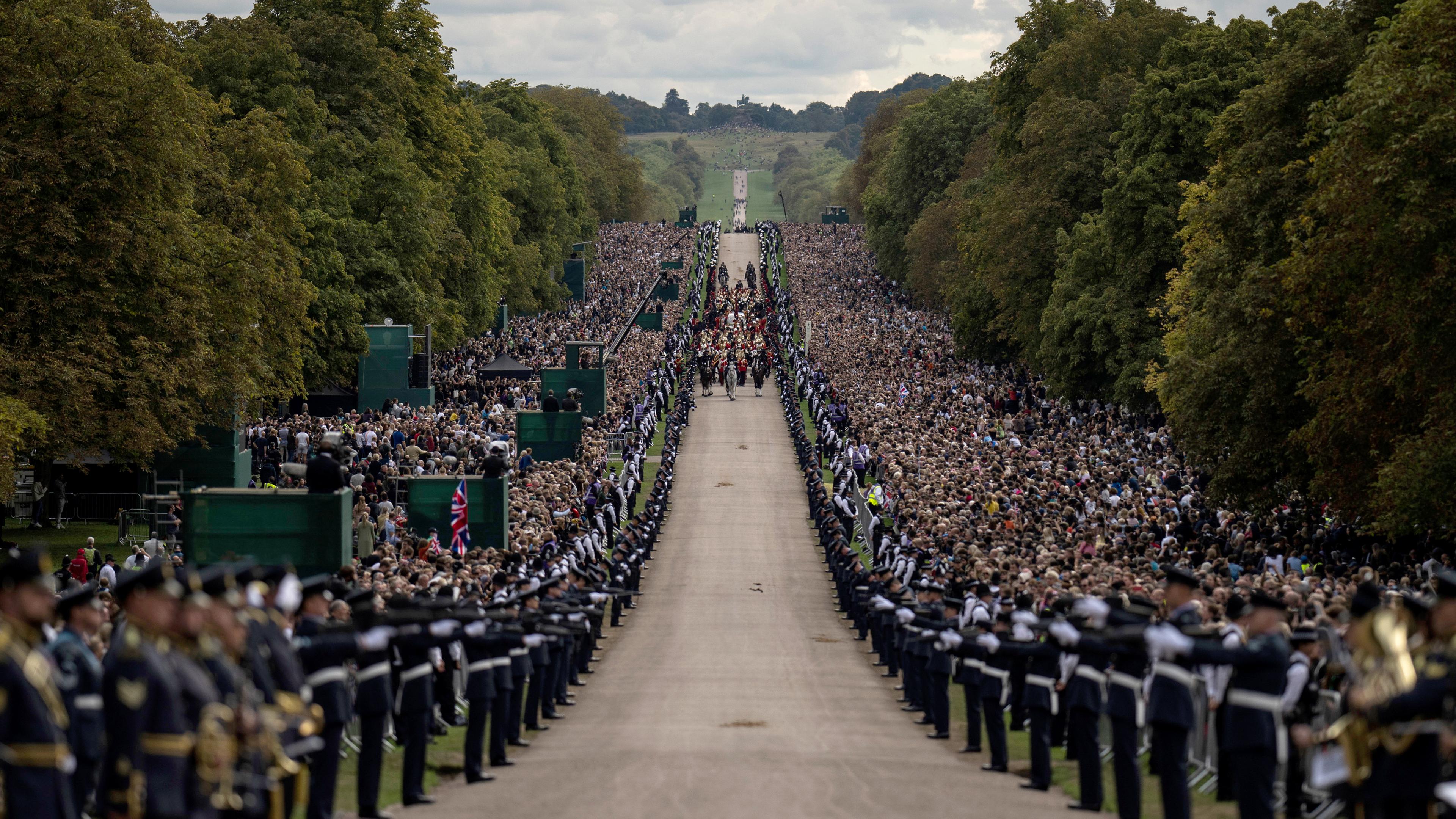 Großbritannien, Windsor: Die feierliche Prozession mit dem Sarg von Königin Elizabeth II. trifft vor Schloss Windsor ein.