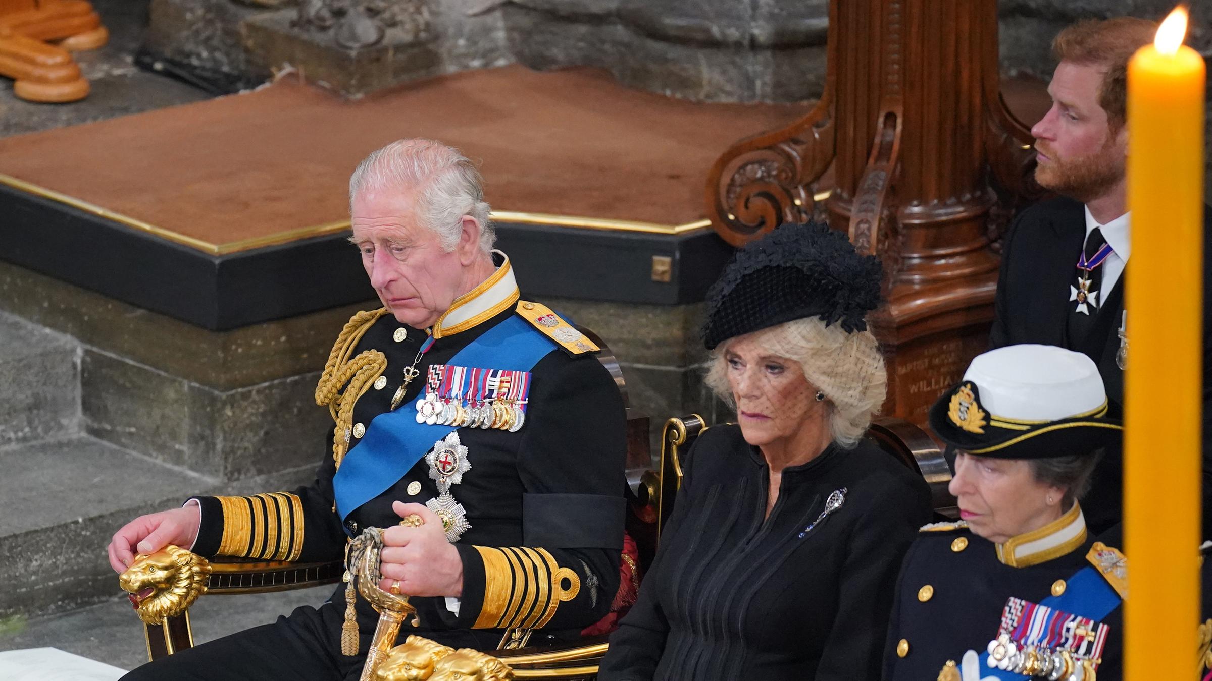 King Charles III., seine Gemahlin Camilla und Anne, Prinzessin Royal, sitzen nebeneinander beim Staatsakt vor der Beisetzung von Queen Elizabeth II.