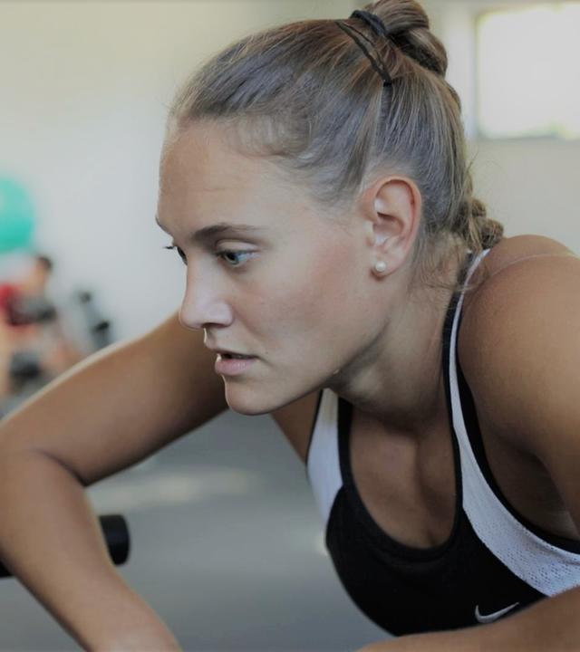 Stabhochspringerin Sarah Vogel konzentriert beim Athletik-Training