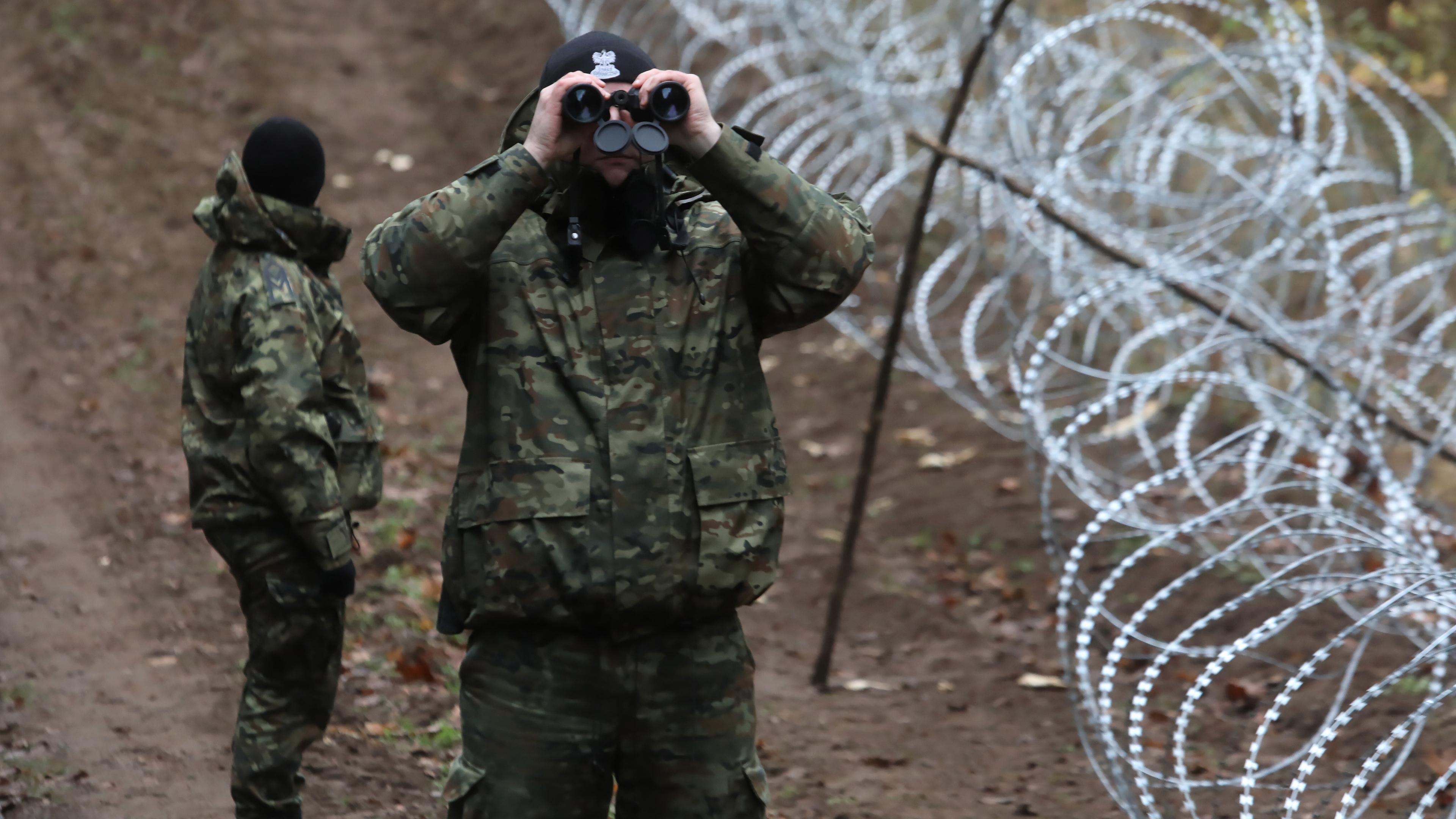 Polnische Soldaten stehen entlang der polnisch-russischen Grenze, aufgenommen am 16.11.2022