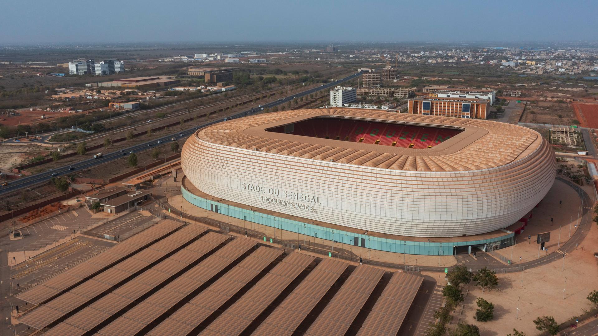 Luftaufnahme des Stade du Senegal in Diamniadio mit Blick auf das ovale Stadion und die umliegende Stadt