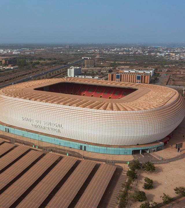 Luftaufnahme des Stade du Senegal in Diamniadio mit Blick auf das ovale Stadion und die umliegende Stadt