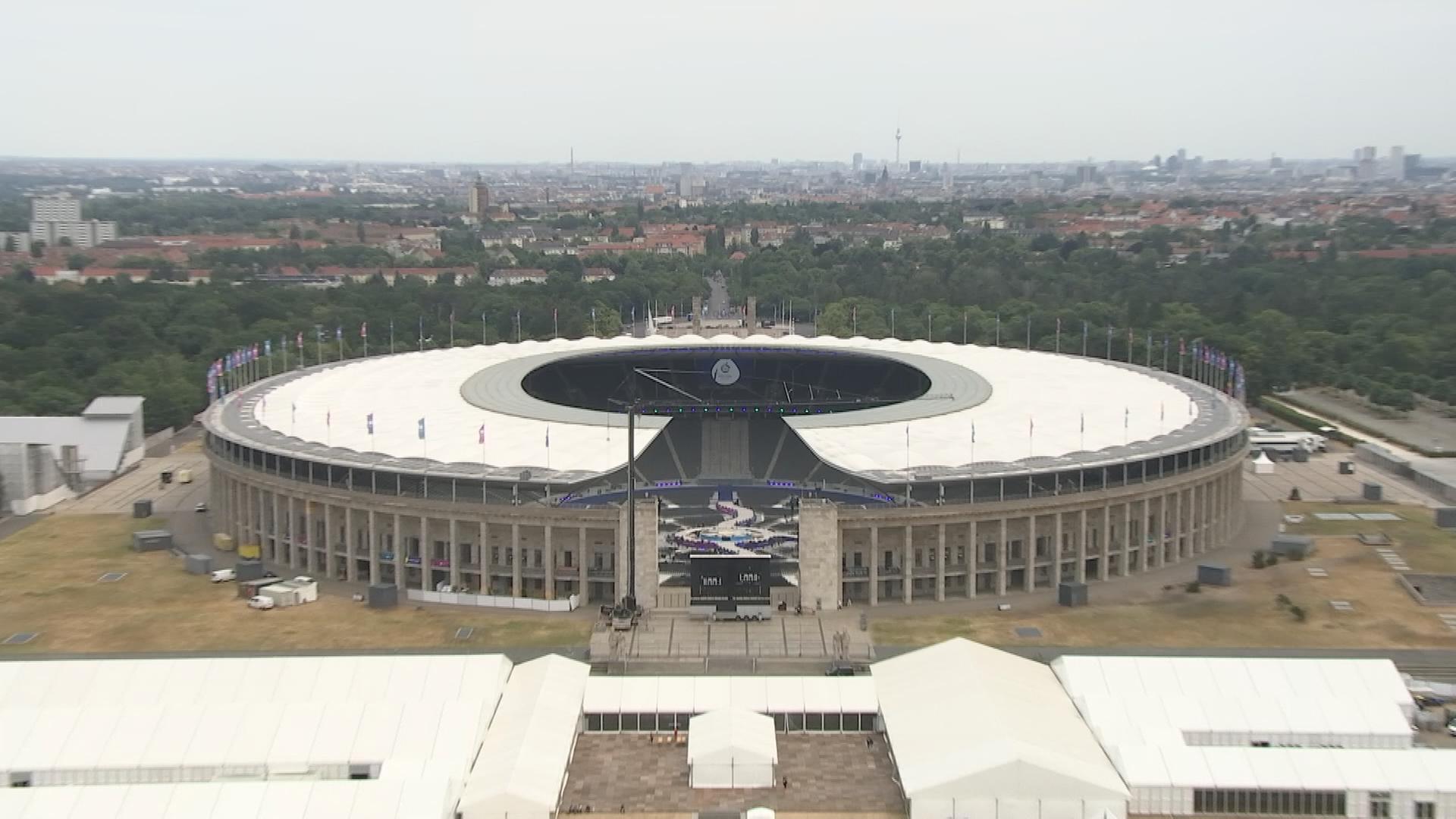 Auf dem Bild ist das Olympiastadion in Berlin zu sehen.