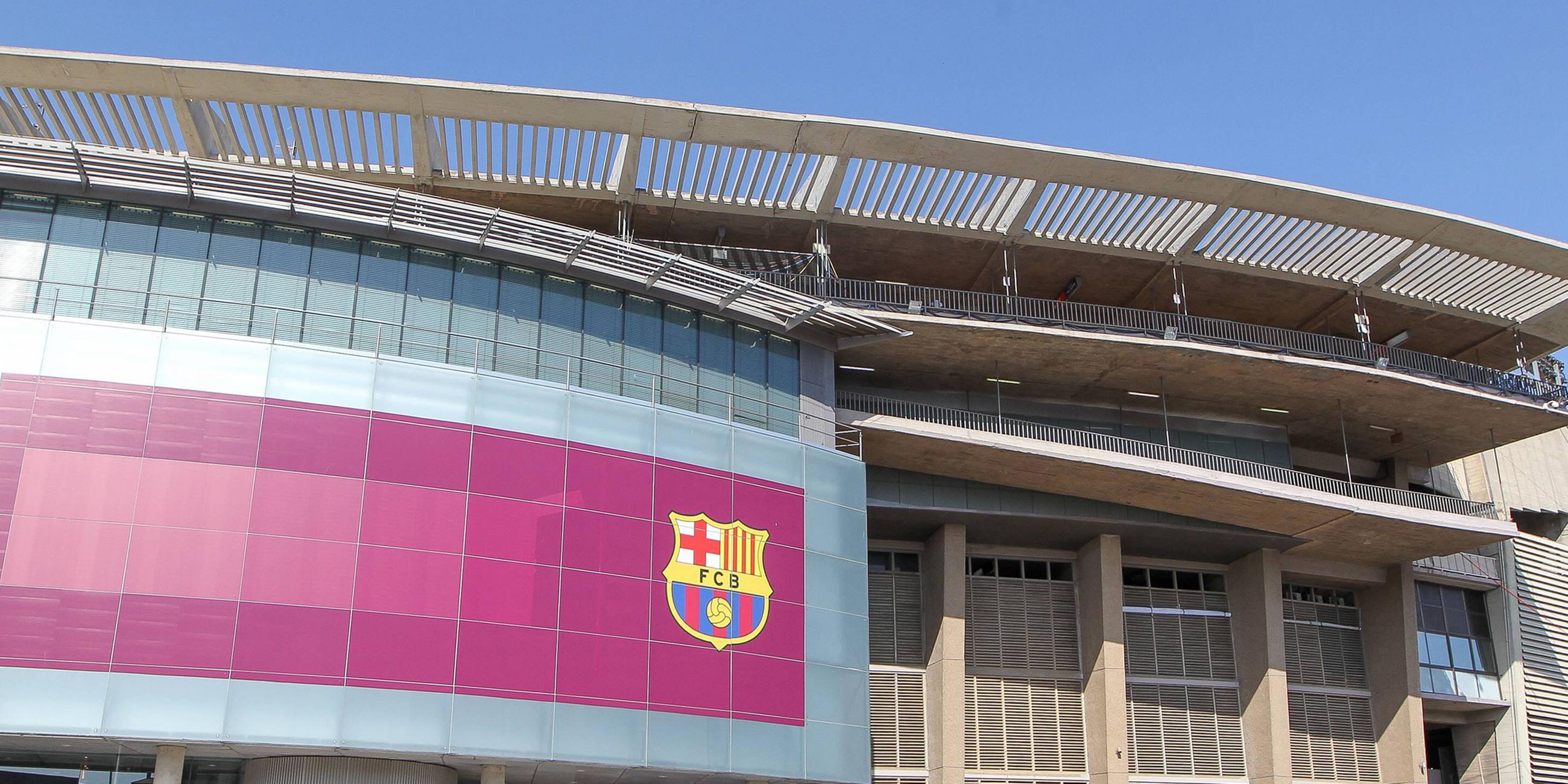 Außenfassade des Camp Nou mit Vereinswappen des FC Barcelona