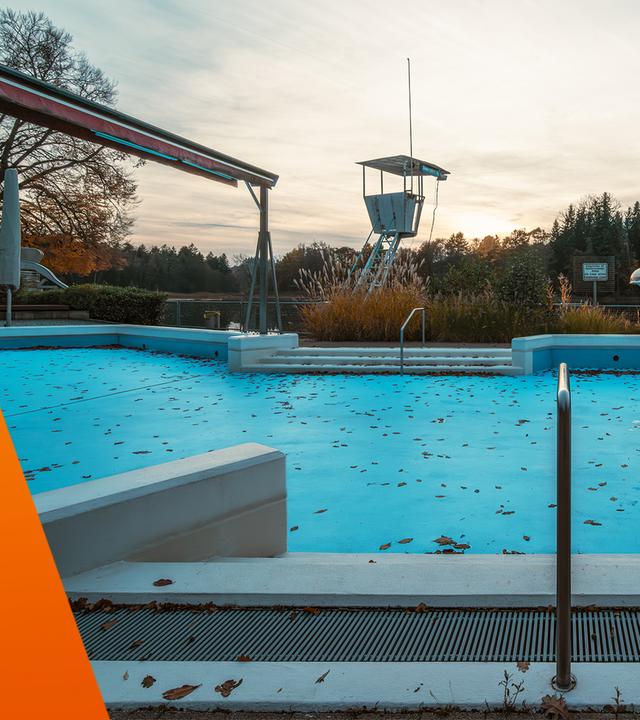 Ein leeres Schwimmbecken im Freibad 
