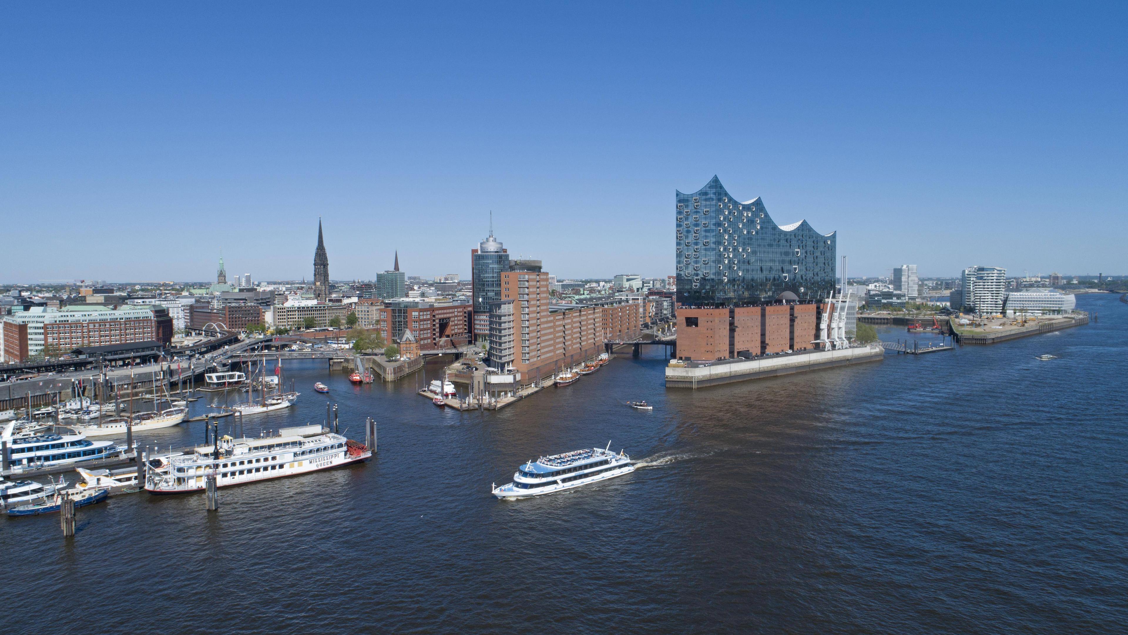Stadtansicht von Hamburg mit Blick auf die Elbphilharmonie