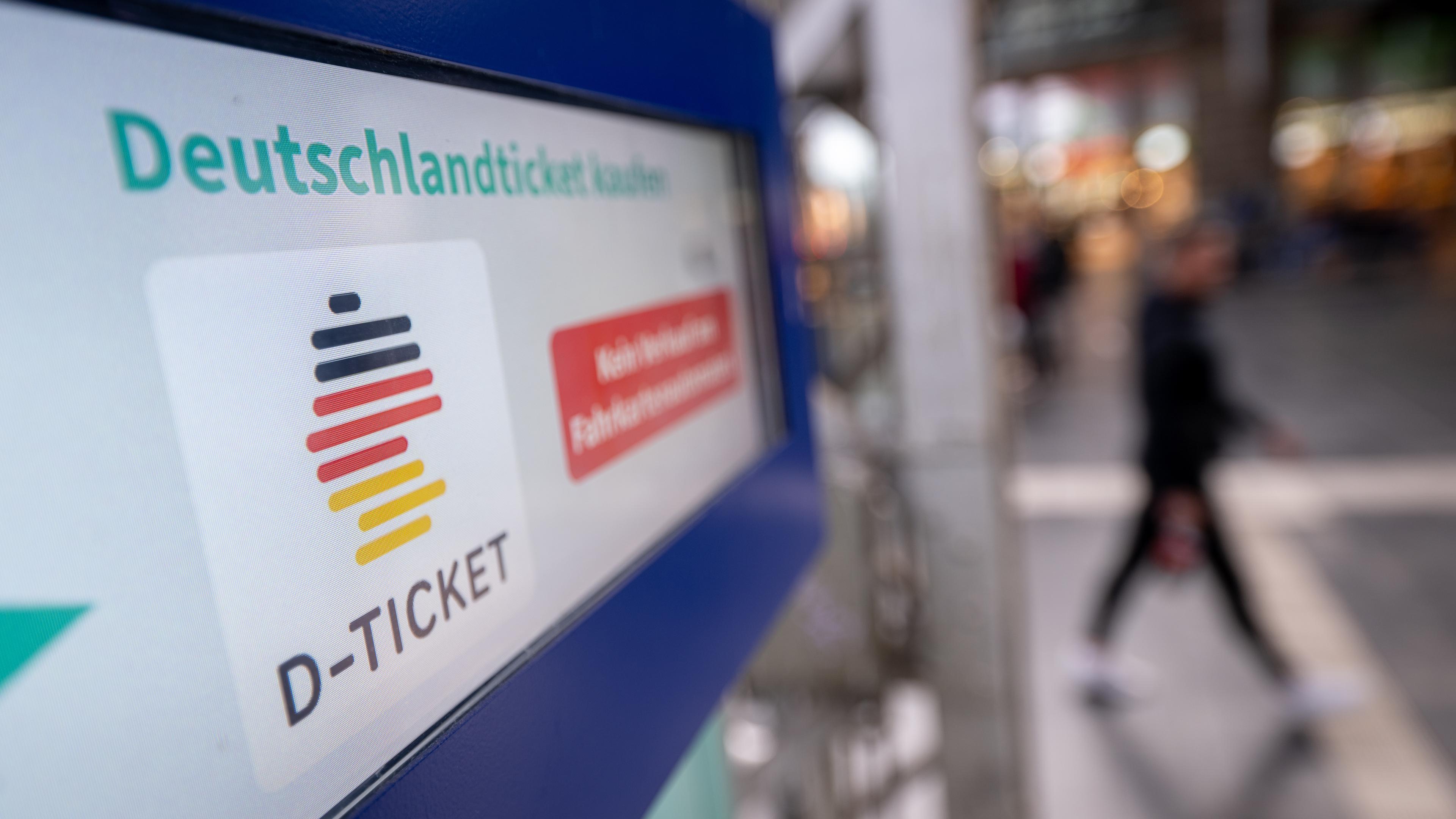 Ein Hinweis für das Deutschlandticket steht am Hauptbahnhof auf einem Fahrkartenautomat.