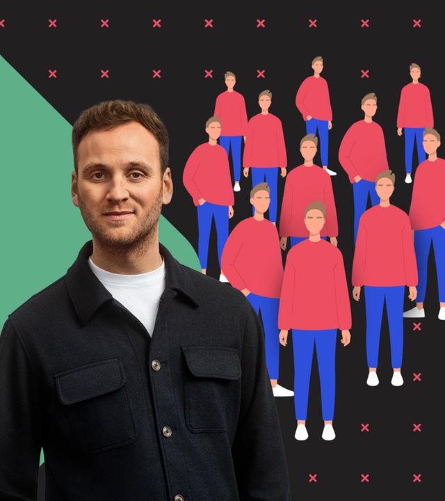 Leon Windscheid steht neben verschiedenen Versionen desselben Körpers und suggeriert die Frage, wie viele Identitäten es in einem Körper gibt.