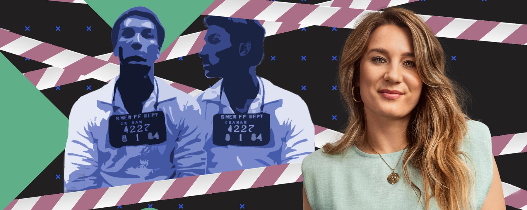 Hinter Biologin Jasmina Neudecker ist gestreiftes Flatterband gespannt und umrahmt Schwarz-Weiß-Bilder zweier Häftlinge