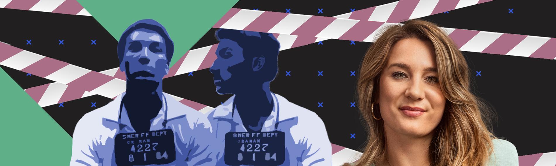 Hinter Biologin Jasmina Neudecker ist gestreiftes Flatterband gespannt und umrahmt Schwarz-Weiß-Bilder zweier Häftlinge