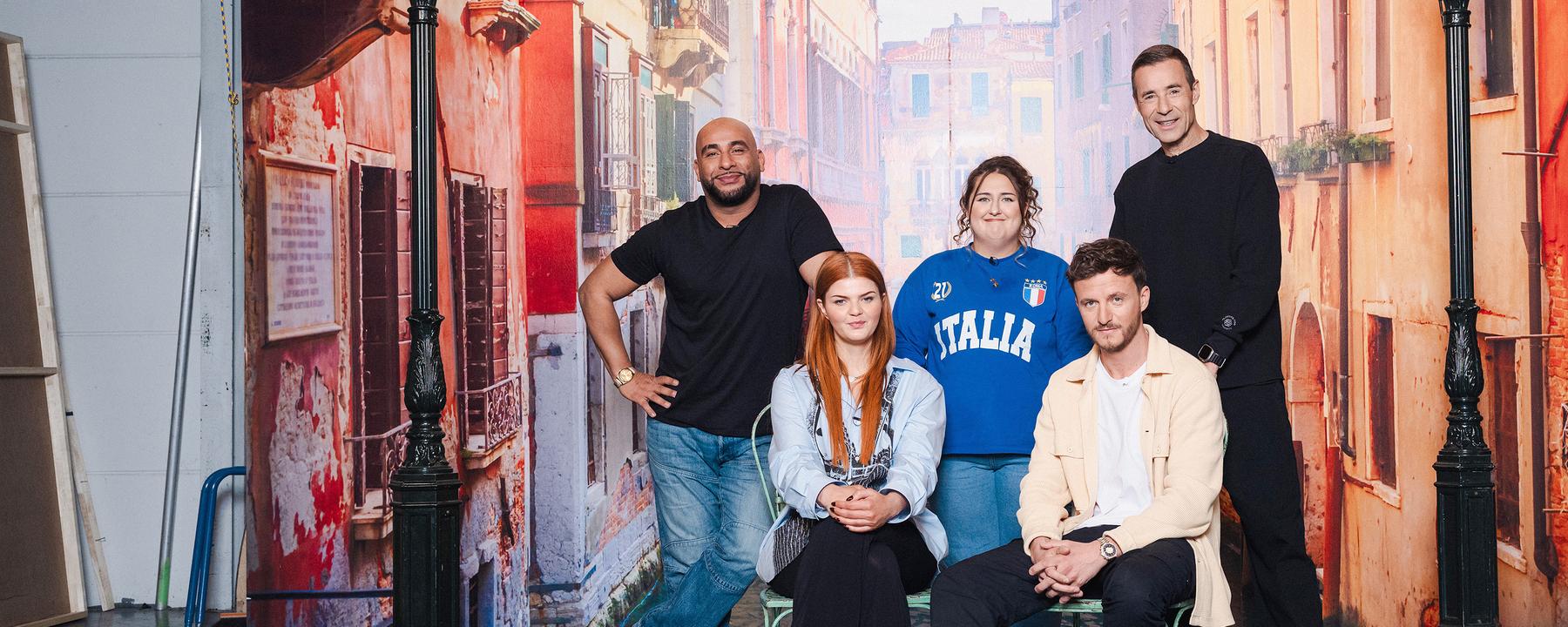 Sophie Passmann, Kai Pflaume, Selfiesandra, Veysel und Tommi Schmitt vor italienischem Hintergrund.