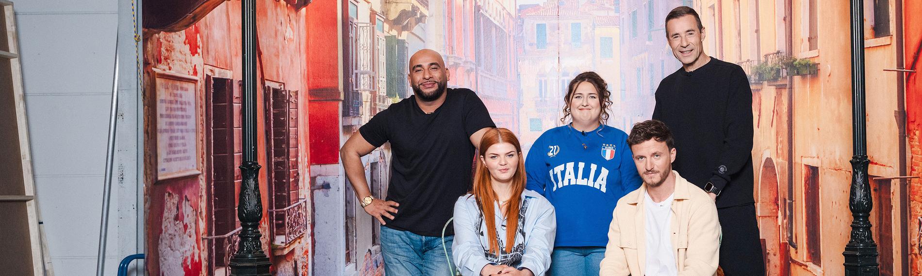 Sophie Passmann, Kai Pflaume, Selfiesandra, Veysel und Tommi Schmitt vor italienischem Hintergrund.