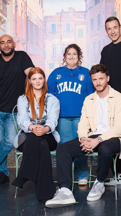 Sophie Passmann, Kai Pflaume, Selfiesandra, Veysel und Tommi Schmitt vor italienischem Hintergrund.