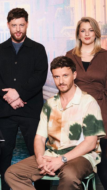 Ulrike von der Groeben, Bausa, Laura Larsson, Sophie Passmann und Tommi Schmitt posieren gemeinsam für die Kamera.