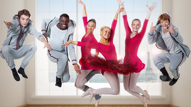 Die Tänzer der 2. Staffel springen in die Luft