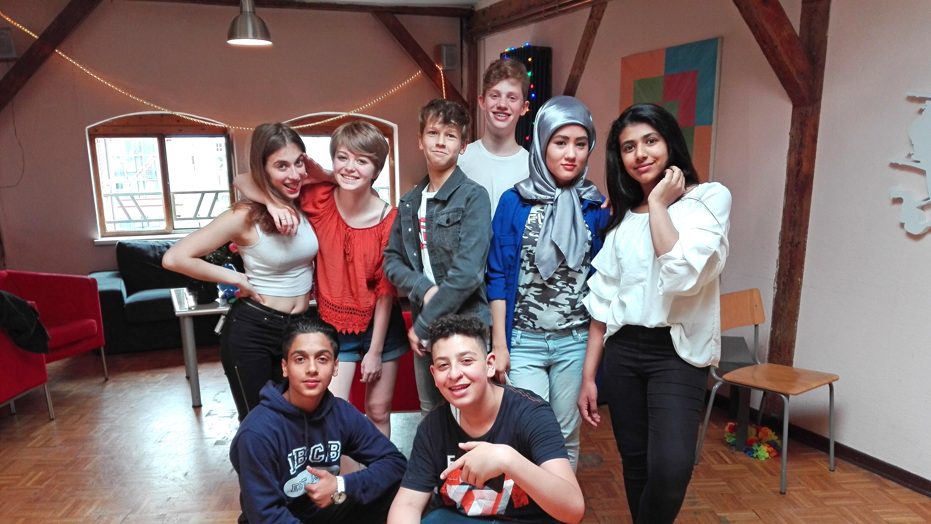 Julie, Hassan, Mira, Johannes, Hassan, Aurel, Binazir und Nabaa in der Jugendherberge